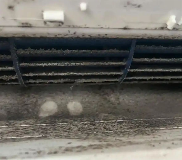 合江空调吹的风有股烧焦味是怎么回事